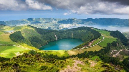 Dağlar İçindeki Göl Duvar Kağıdı